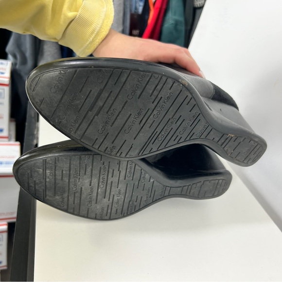 Calvin Klein Black Heeled Leather Boots with Side Zipper - Picture 8 of 9